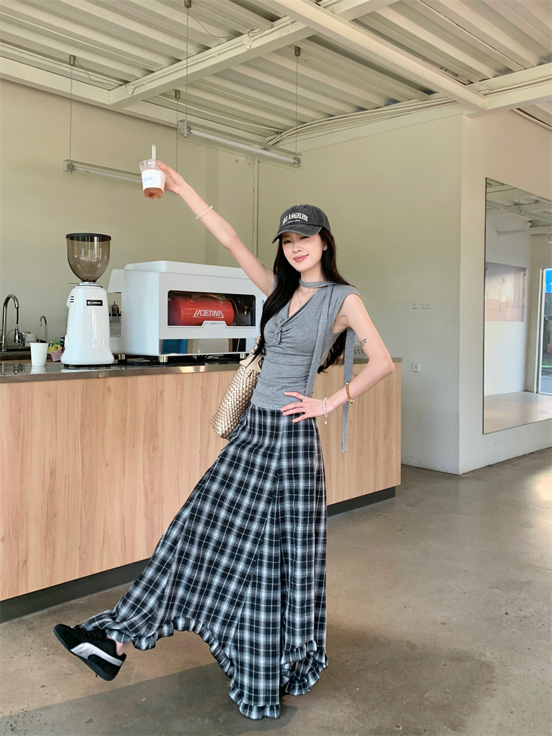 Women's Summer Two-Piece Set Gray Twist Short Sleeve T-Shirt and High Waist Plaid Skirt